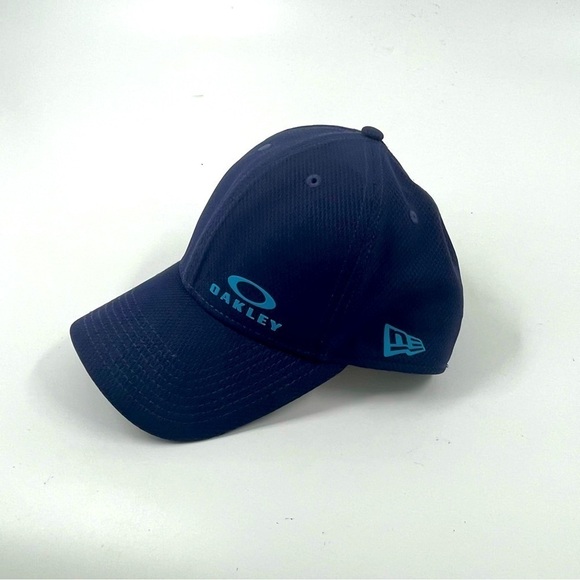 Oakley Surf/ Fishing Cap - Picture 2 of 5